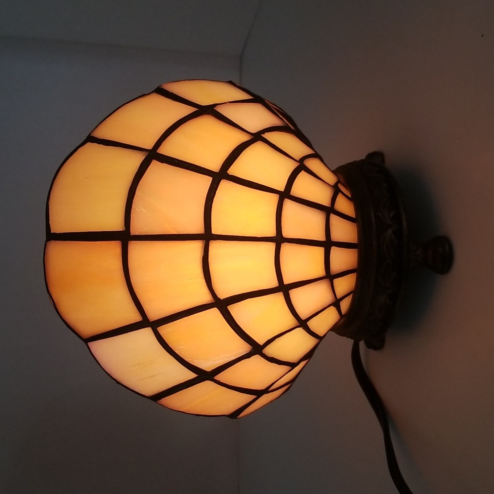 Vintage Tiffany Style Clam Shell Accent Lamp With Brass Base